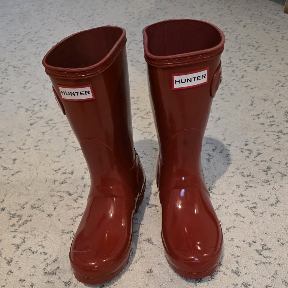 Hunter Shiny Cherry Red Rain Boots - Size 5 - Run Generous
